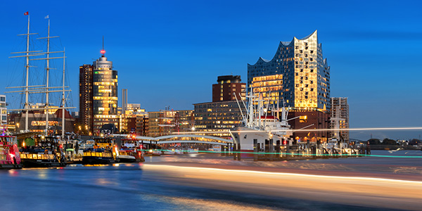 Hamburger Hafen zur blauen Stunde mit Blick auf die Elbphilharmonie und Lichtspuren einer Hafenfähre -  Bild auf Leinwand, Acrylglas oder als Poster