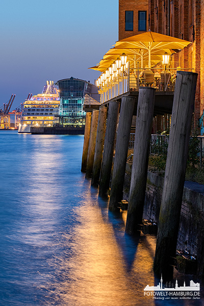 Blaue Stunde am Altonaer Hafen - Bild auf Leinwand oder Acrylglas