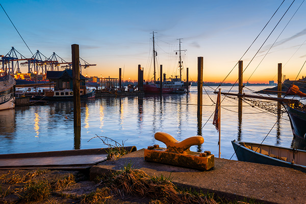 Blaue Stunde in Övelgönne - Speicherstadt und Elbphilharmonie Bild auf Leinwand, Acrylglas, Akustikbild oder als Poster