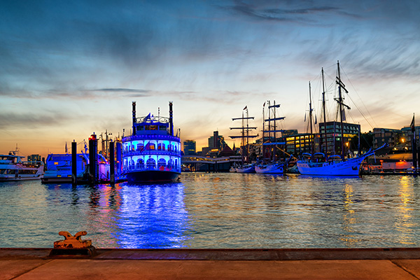 Blaues Licht im Hafen - Hamburger Hafen Wandbild Leinwand, Acrylglas, Akustikbild oder als Poster