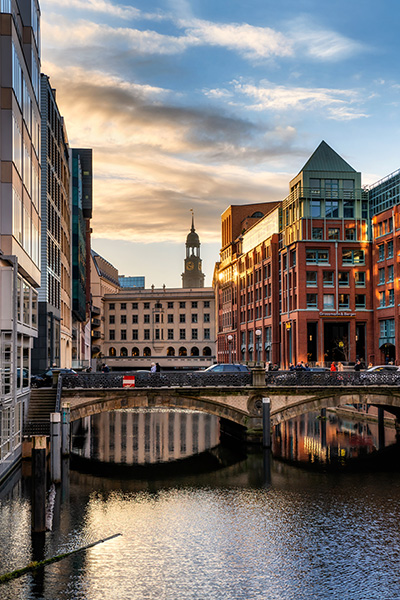Blick über das Bleichenfleet auf den Michel und die Stadthöfe - Hamburg Bild auf Leinwand, Acrylglas, Akustikbild oder als Poster