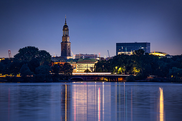 Blick auf den Michel - Hamburg Bild auf Leinwand, Acrylglas oder als Poster