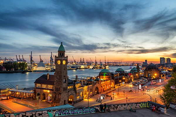Abendleuchten - Hamburg Landungsbrücken mit Blick auf den Hafen am Abend - Bild auf Leinwand, Acrylglas oder als Poster