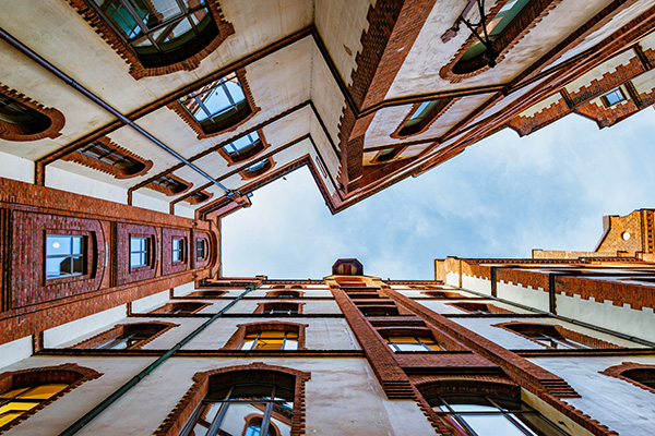 Blick nach oben - Hamburg Wandbild oder Poster auf Leinwand, Acrylglas, Akustikbild oder Alu-Dibond