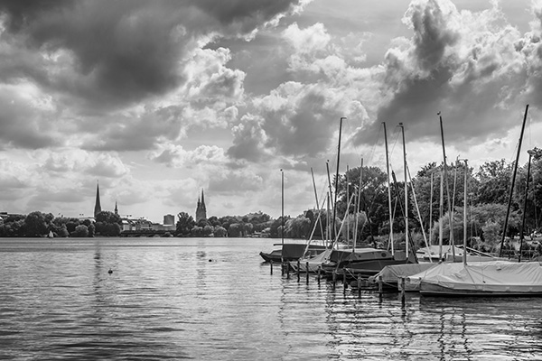 Blick über die Außenalster - Hamburg Wandbild in schwarzweiß auf Leinwand, Acrylglas, Akustikbild oder als Poster