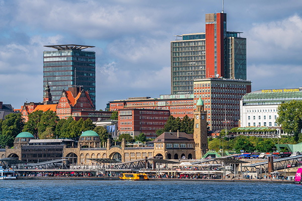 Blick von der Elbe auf die Landungsbrücken - Hamburger Hafen Bild auf Leinwand, Acrylglas, Akustikbild oder als Poster