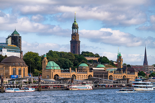 Blick von der Elbe auf den Michel - Hamburger Hafen und Landungsbrücken Wandbild auf Leinwand, Acrylglas, Akustikbild oder als Poster