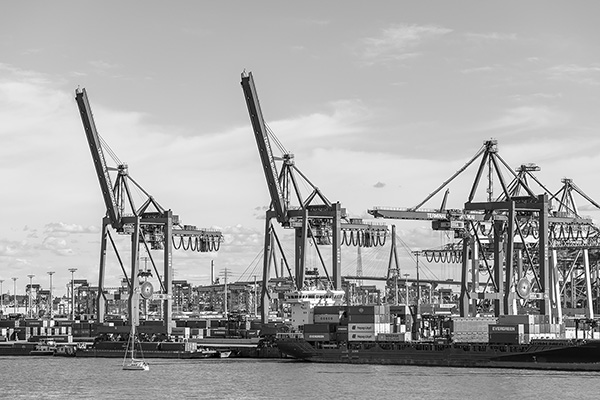 Burchardkai in Schwarzweiß - Hamburger Hafen Bild in schwarzweiß auf Leinwand, Acrylglas, Akustikbild oder als Poster