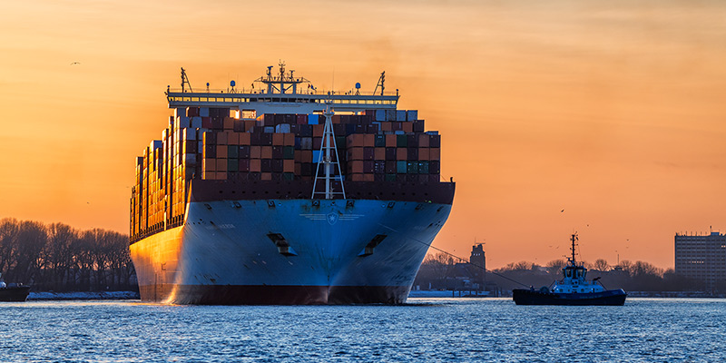 Containerschiff und Schlepper im Abendrot - Hamburger Hafen Leinwandbild oder Poster