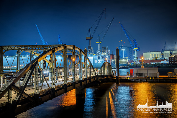 Dock 11 und Fischmarktfähranleger - Hamburg Landungsbrücken Bild auf Leinwand, Acrylglas, Akustikbild oder als Poster