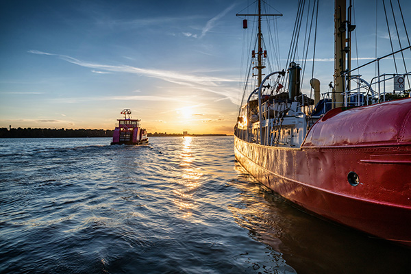 Der Sonne entgegen - Hamburger Hafen Bild vom Museumshafen Övelgönne auf Leinwand, Acrylglas, Akustikbild oder als Poster