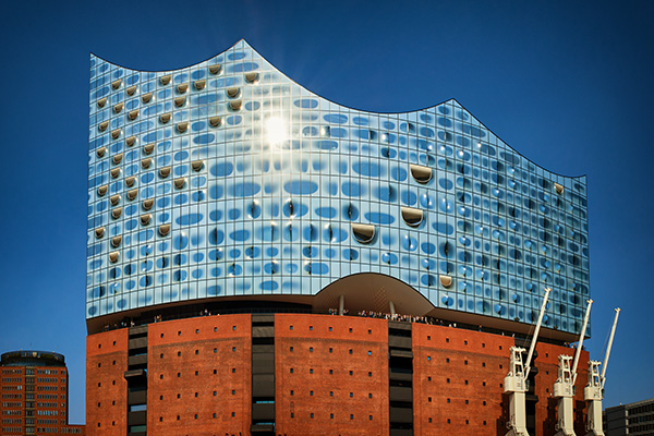 Elbphilharmonie im Sonnenlicht - Bild auf Leinwand, Acrylglas, Alu-Dibond 