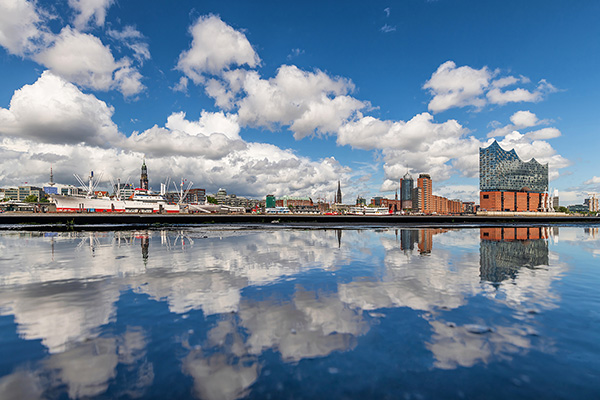 Wolkenspiel - Hamburg Elbphilharmonie Bild auf Leinwand, Acrylglas, Akustikbild oder als Poster