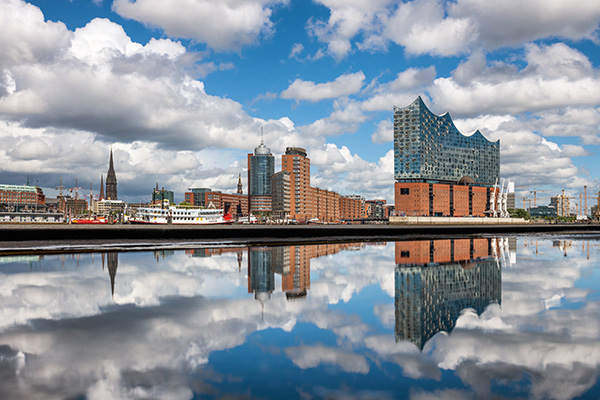Hamburg Elbphilharmonie mit Wasserspiegelung - Bild auf Leinwand oder Acrylglas