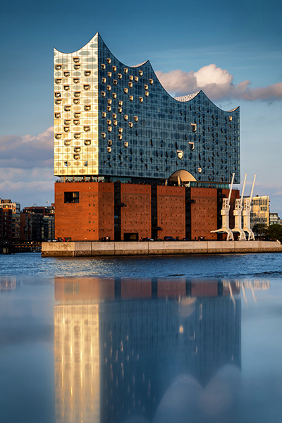 Elbphilharmonie im Abendlicht - Hamburg Bild auf Leinwand, Acrylglas oder als Poster