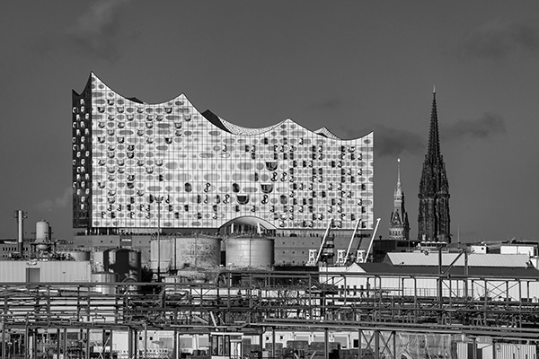 Blick auf die Elbphilharmonie - Speicherstadt und Elbphilharmonie Bild auf Leinwand, Acrylglas, Akustikbild oder als Poster