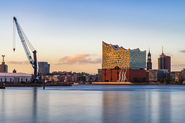 Hafen und Elbphilharmonie - Hamburger Hafen Bild auf Leinwand, Acrylglas, Akustikbild oder als Poster
