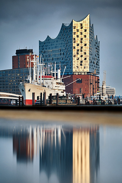 Hamburg Elbphilharmonie mit Wasserspiegelung - Bild auf Leinwand, Acrylglas oder als Poster