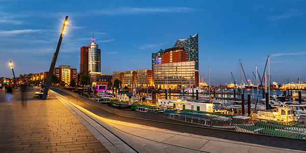 Elbphilharmonie und Elbpromenade zur blauen Stunde - Hamburg Bild auf Leinwand, Acrylglas oder als Poster