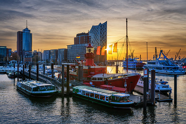 Elbphilharmonie und Feuerschiff Bild auf Leinwand, Acrylglas oder als Poster
