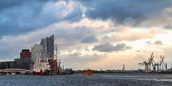 Elbphilharmonie und Hafen - Hamburger Hafen Bild auf Leinwand, Acrylglas, Akustikbild oder als Poster