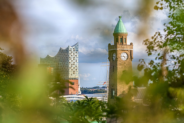 Elbphilharmonie und Pegelturm - Hamburgbild auf Leinwand, Acrylglas oder als Poster