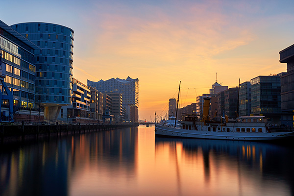 Sonnenuntergang im Sandtorhafen - Bild auf Leinwand, Acrylglas oder als Poster 