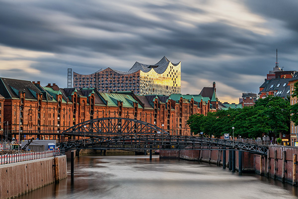 Elbphilharmonie und Speicherstadt im Abendlicht - Hamburg Zollkanal und Speicherstadt Wandbild auf Leinwand, Acrylglas, Akustikbild oder als Poster