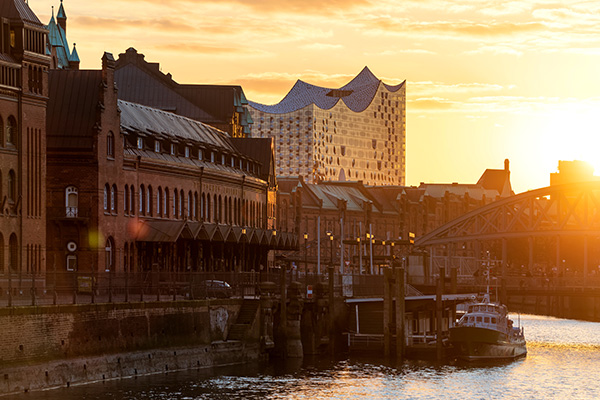 Elbphilharmonie und Speicherstadt im Sonnenlicht - Speicherstadt Bild auf Leinwand, Acrylglas, Akustikbild oder als Poster