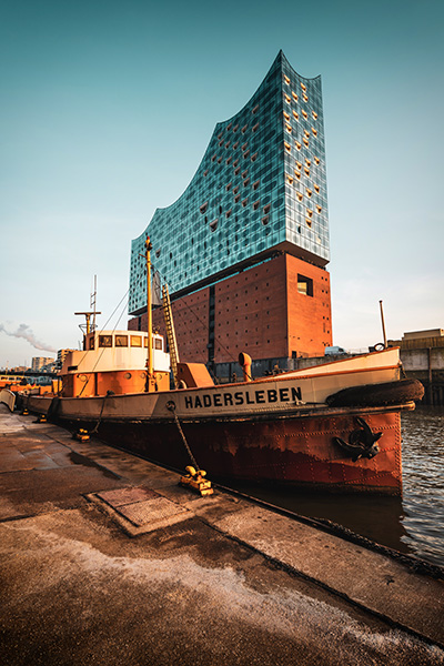 Elbphilharmonie und Hadersleben - Hamburg Wandbild auf Leinwand, Acrylglas oder als Poster
