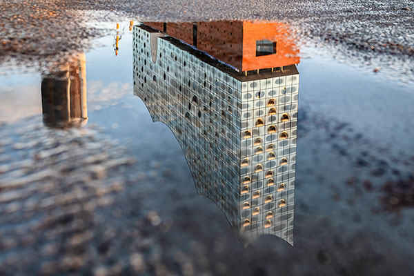 Reflektierte Elbphilharmonie - Hamburg Wandbild auf Leinwand, Acrylglas oder als Poster