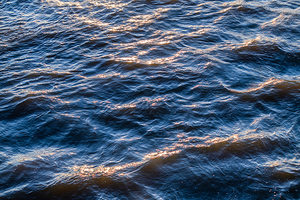 Elbwasser - Hamburger Hafen Bild auf Leinwand, Acrylglas, Akustikbild oder als Poster