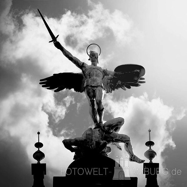 Hamburg Bild auf Leinwand - Rathaus Detail - Erzengel Michael