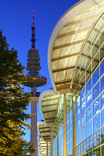 Hamburg bei Nacht Bild auf Leinwand - Fernsehturm und blaue Stunde