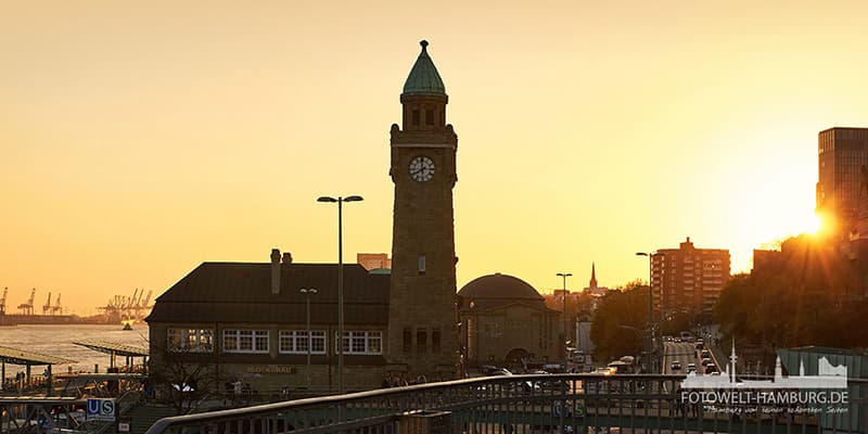 Goldenes Licht an den Landungsbrücken - Bild auf Leinwand 