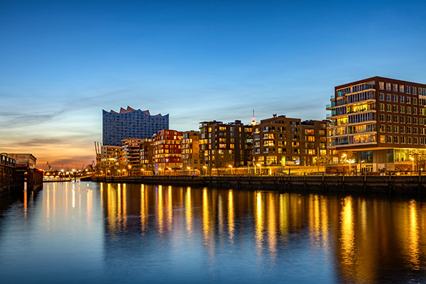 Hamburg Blaue Stunde im Grasbrookhafen - Bild auf Leinwand oder Acrylglas