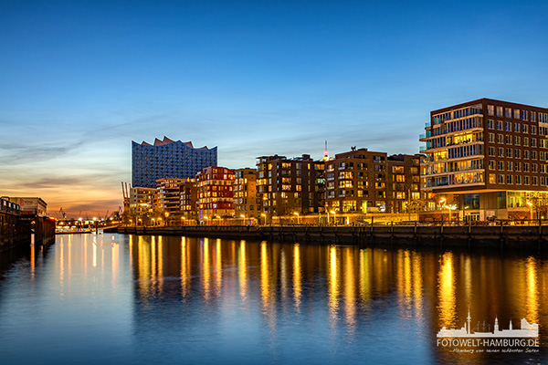 Hamburg Blaue Stunde im Grasbrookhafen - Bild auf Leinwand oder Acrylglas