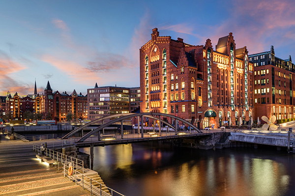 Maritimes Museum am Abend - Hamburg Hafencity Bild auf Leinwand, Acrylglas oder als Poster
