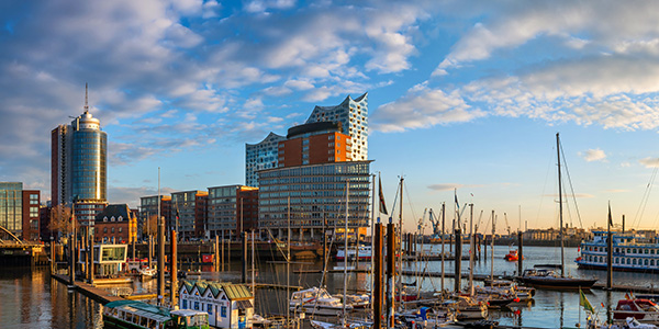 Abend an der Elbpromenade - Hamburg Wandbild auf Leinwand, Acrylglas oder als Poster