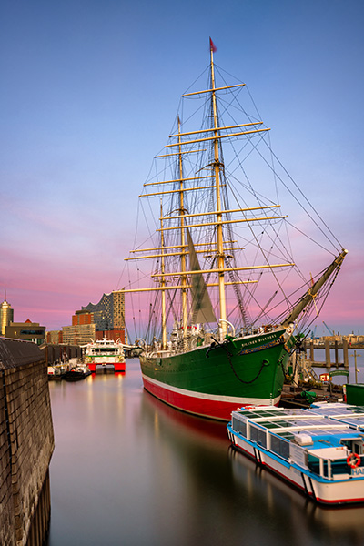 Hamburg Landungsbrücken Abend an der Rickmer Rickmers - Bild auf Leinwand oder Acrylglas