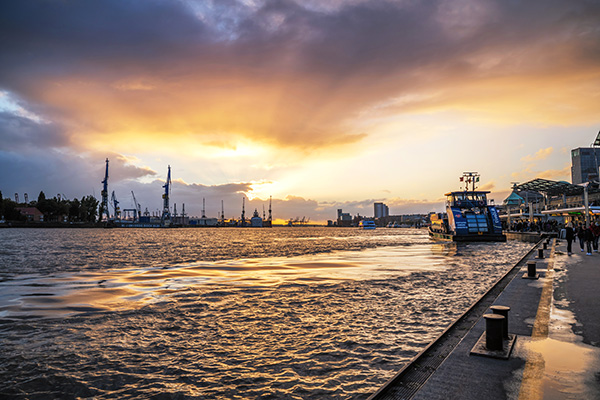 Abendlicht an den Landungsbrücken - Hamburg Bild digital als Datei kaufen