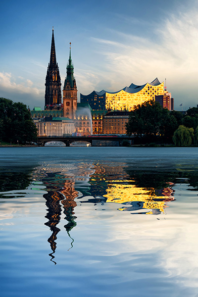 Hamburger Rathaus und Elbphilharmonie im goldenen Abendlicht - Hamburg Bild auf Leinwand, Acrylglas oder als Poster