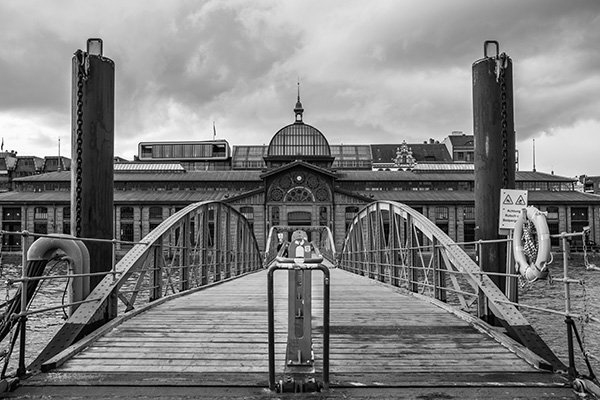 An der Fischauktionshalle - Hamburg Schwarzweiss-Foto auf Leinwand, Acrylglas, Alu-Dibond, Akustikbild oder als Poster