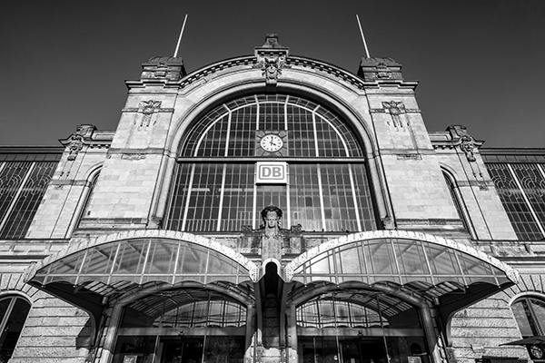 Hamburg Dammtor - Hamburg Schwarzweiß-Fotografie auf Leinwand, Acrylglas oder als Poster