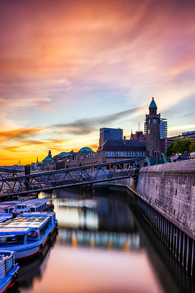 Abendrot an den Landungsbrücken - Hamburg Foto auf Leinwand, Acrylglas oder als Poster