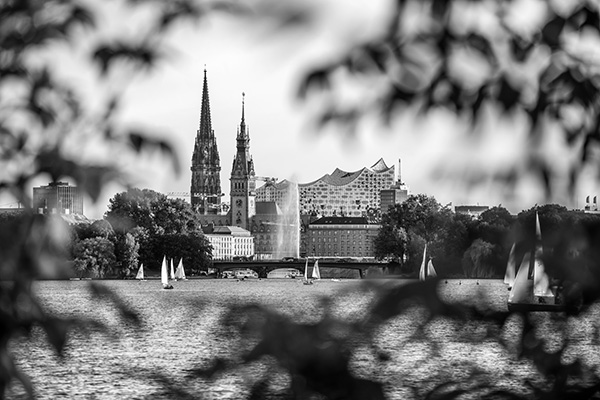 Blick über die Aussenalster auf die Elbphilharmonie, das Rathaus und die Nikolaikirche in schwarzweiss - Hamburg Bild auf Leinwand, Acrylglas oder als Poster