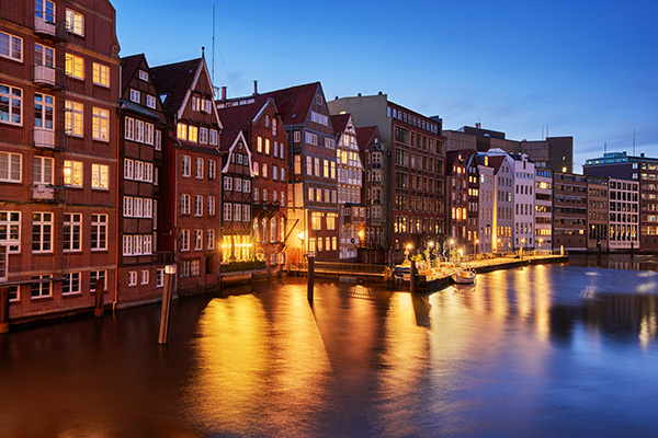 Hamburg Blaue Stunde am Nikolaifleet - Bild auf Leinwand, Acrylglas, Alu-Dibond 