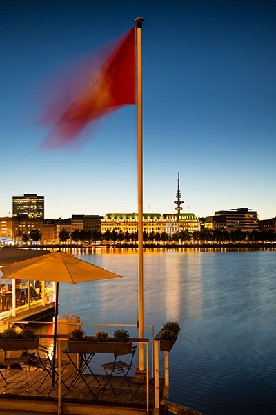 Hamburg Flagge an der Alster - Bild auf Leinwand, Acrylglas oder als Poster