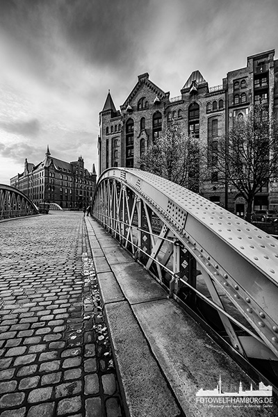 Neuerwegsbrücke - Hamburg Foto in schwarzweiss - Bild auf Leinwand, Acrylglas oder als Poster