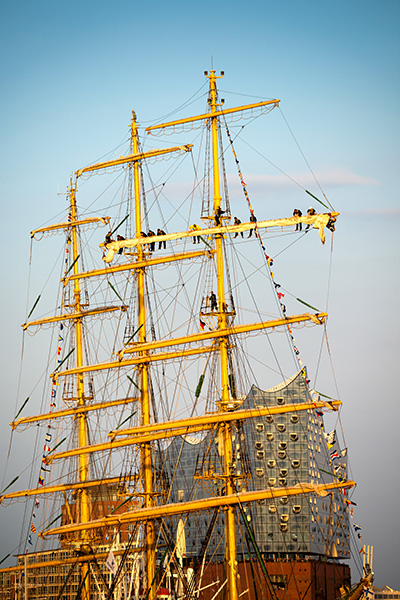 Schwindelfrei - Hamburgbild auf Leinwand, Acrylglas oder als Poster